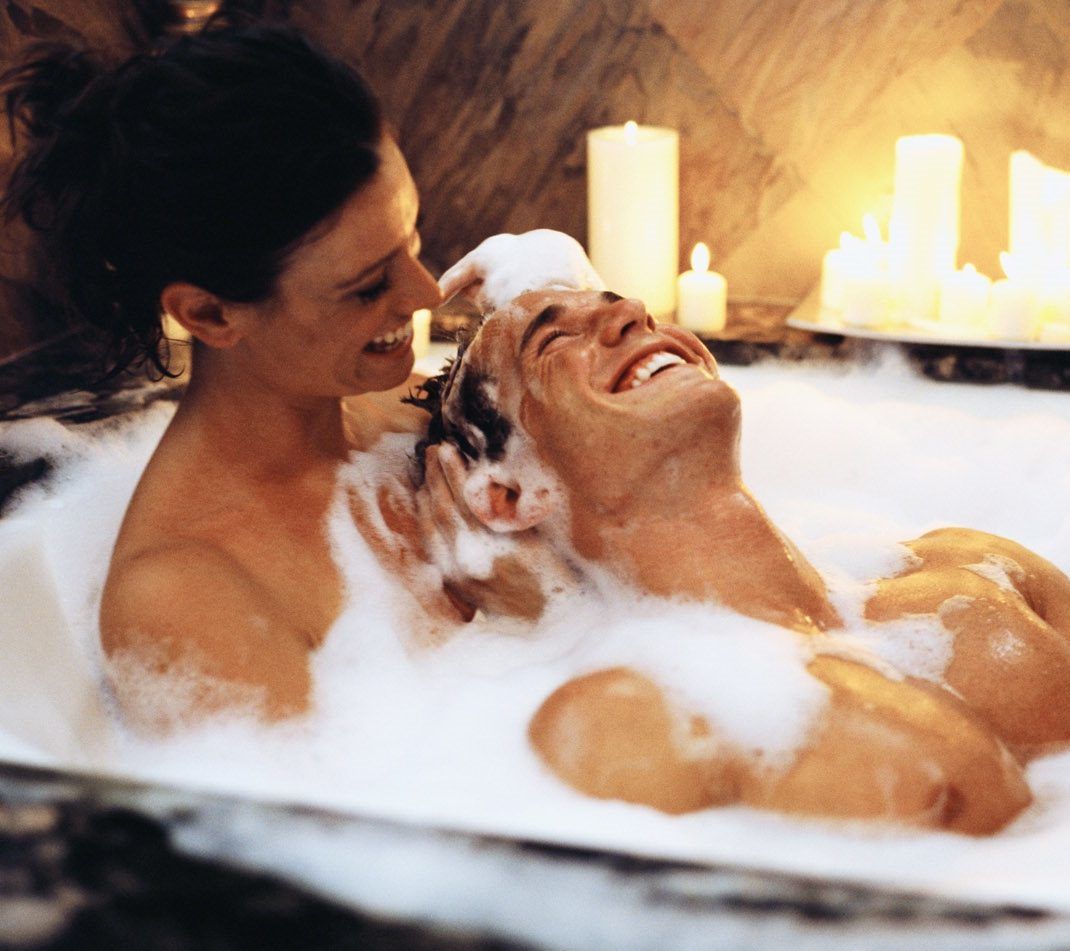 Девка расслабляется в пенной ванне с любовником