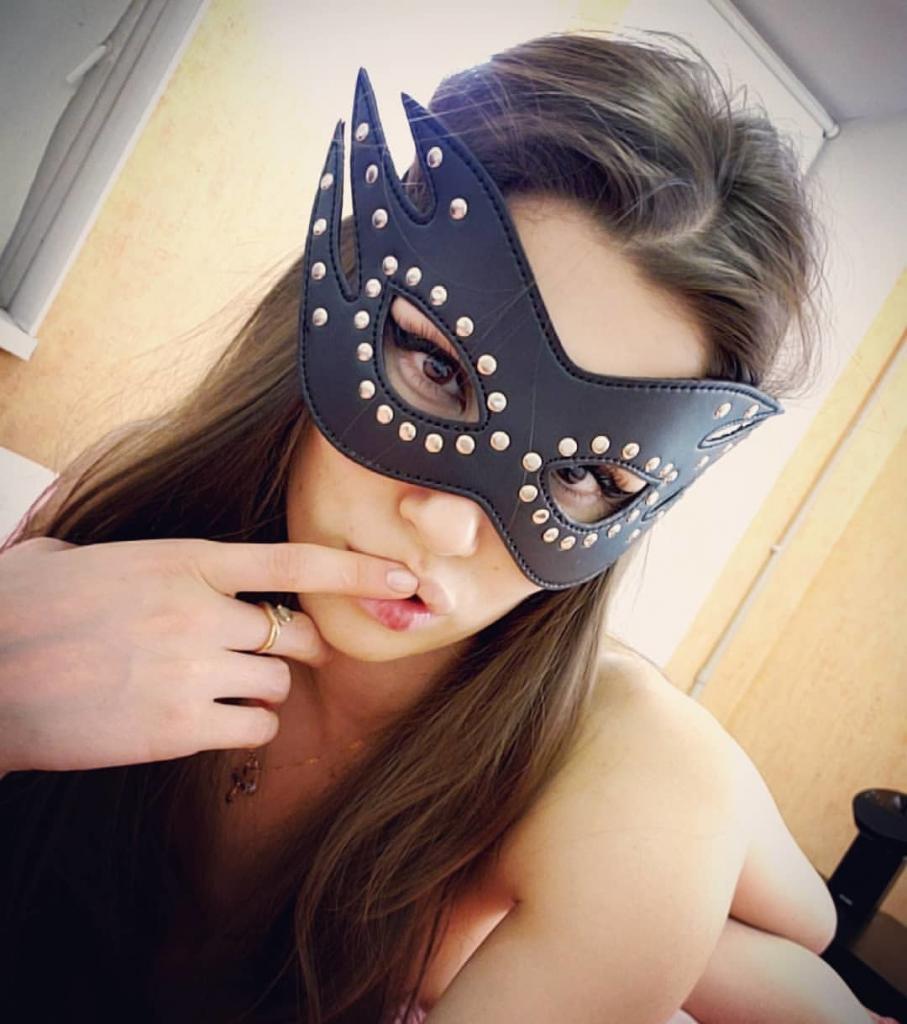 fare la webcam girl in maschera con volto coperto